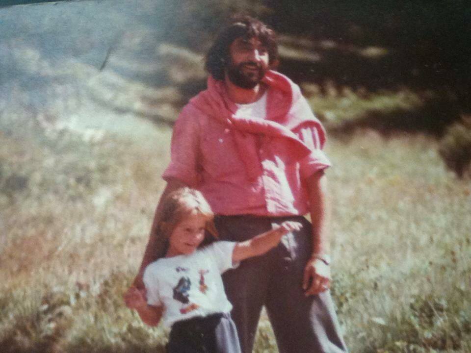 Ogni anno se devo scegliere una foto scelgo questa... la sceglier&ograve; all'infinito perch&eacute; ... Perch&eacute; non mi molli mai. Perch&eacute; per me ci sei sempre . E perch&eacute; sei l'aria che respiro. Ti voglio bene pap&agrave;. (Nathalie Perticaroli)