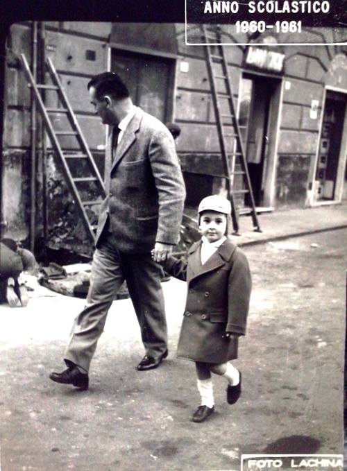 Mio pap&agrave; Paolo (gi&agrave; granatiere di Sardegna, poi Ufficiale della Municipale VVUU Genova) che mi accompagna all'asilo di Piazza Manzoni.. mi sentivo forte nella mano sua... (Roberto Bobbio)