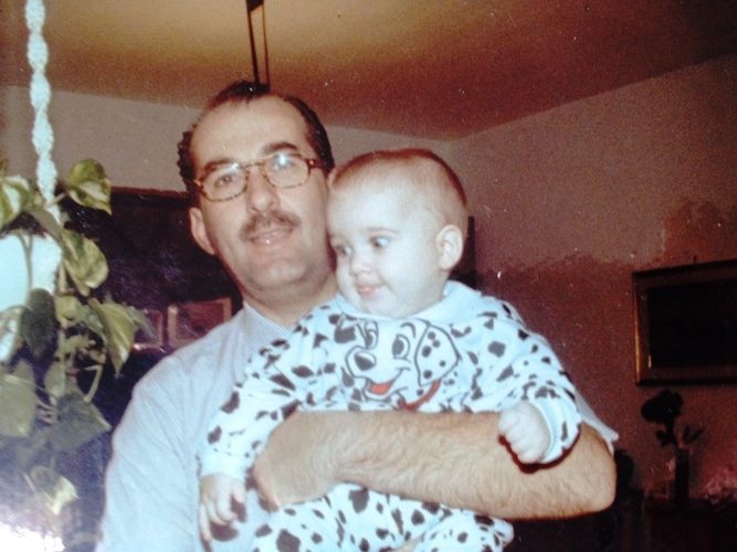 Pap&agrave; Roberto Bobbio nel 1989, con la primogenita, Beatrice Camilla